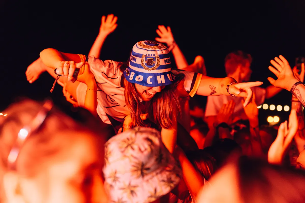 Deejay plus beim Festival mit Musik, DJ-Equipment und Festival-Stimmung.